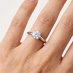 Anillo de Platino con Diamante Redondo de 2.00ct Creado en Laboratorio, Diseño Elegante de Torsión Cruzada, Anillo de Aniversario, Precio de Fábrica - Product Image 2