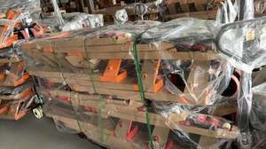 Chariot à palettes manuel ergonomique de 2,5 tonnes - Châssis en acier robuste avec pompe allemande pour une utilisation sécurisée - Product Image 4