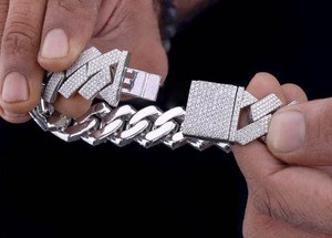 Bracelet cubain de luxe 15 mm en moissanite et diamant, style hip-hop, pour hommes et femmes, exportateur indien, disponible à la vente. - Product Image 4