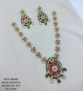 Conjunto de collar con colgante de lujo con diseño floral de esmeraldas y pedrería Kundan, con pendientes a juego, joyería tradicional de boda para mujer. - Product Image 1