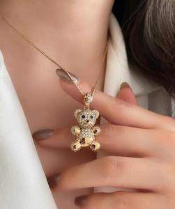 จี้หมีเท็ดดี้ขนาดเล็กสั่งทำพิเศษ ชุบทอง 18K ทำจากสแตนเลสประดับเพชรโมอิสซาไนต์ สำหรับสร้อยคอ - Product Image 4