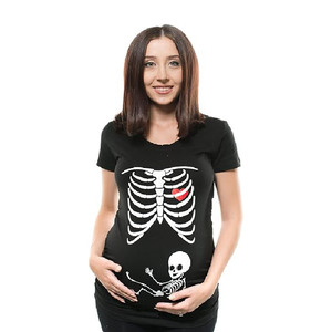 Conjunto de camisetas personalizadas de Halloween para parejas embarazadas con estampado de esqueleto, costillas, cerveza y hamburguesa para anuncio de embarazo - Product Image 3