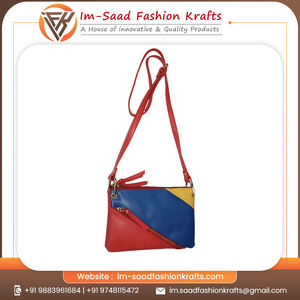 Sac bandoulière compact en cuir PU rouge pour femme, sac à main de bureau et de voyage minimaliste avec sangle réglable - Product Image 6