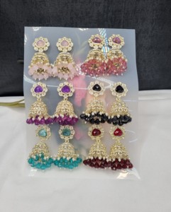 Elegante paquete de 12 pendientes Jhumkis de cristal multicolor, chapados en oro antiguo, de diseño étnico tradicional para mujer, al por mayor. - Product Image 5