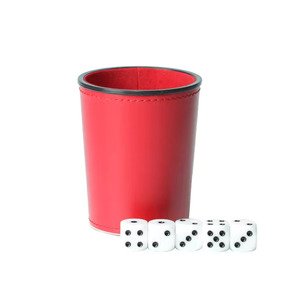 Gobelet à dés en PU rouge avec 5 dés blancs, design classique, rangement durable pour adultes, utilisation pour les jeux de hasard - Product Image 2