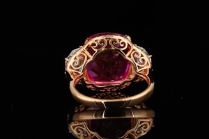 Bague de cocktail de luxe pour femme plaquée or rose 18 carats avec moissanite rose taille coussin et pierres latérales taille émeraude serties pavé - Product Image 4
