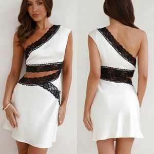 Robe mini asymétrique en satin avec empiècements en dentelle The Noir & Ivory, robe nuisette asymétrique à une épaule The Noir & Ivory - Product Image 6