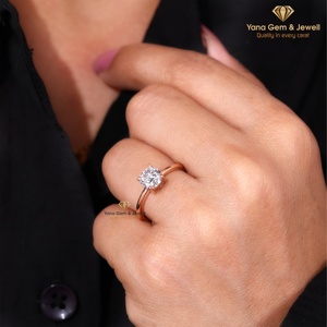 Anillo de Compromiso Clásico de Cuatro Puntas con Corte Redondo de 1.00 Quilates, Oro Sólido de 14K, Color D, Claridad VVS2, Diamante Cultivado en Laboratorio CVD, Certificado IGI - Product Image 3