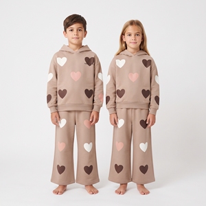 ชุดเซ็ตเสื้อฮู้ดลายหัวใจสำหรับเด็ก unisex และกางเกงขายาวทรงกว้าง ชุดลำลองสำหรับเด็กชายและเด็กหญิง ชุดกีฬาเข้าชุด ขายส่งเสื้อผ้า - Product Image 3