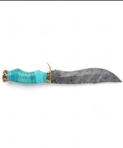 Cuchillo recurvo premium de hoja de damasco para camping, herramienta utilitaria de alta resistencia con mango de piedra turquesa y latón grabado. - Product Image 1