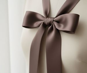 ริบบิ้นขนาด 25 มม. ผลิตจากโพลีเอสเตอร์ 100% ผ้าซาตินสองหน้า ทนต่อการหดตัว สีพื้น ซักได้ เหมาะสำหรับห่อของขวัญ - Product Image 4