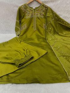 Conjunto de Kurti Anarkali Premium con Bordado a Mano – Ropa Festiva y para Bodas para el Mercado Internacional - Product Image 5