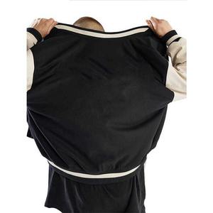 Veste universitaire noire pour homme avec manches crème et bordure côtelée, coupe classique, boutonnée devant, style décontracté universitaire - Product Image 3