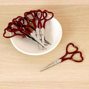 Ciseaux de couture et de broderie de qualité supérieure, lame tranchante, poignée en forme de cœur, pour droitiers, petite taille - Product Image 1