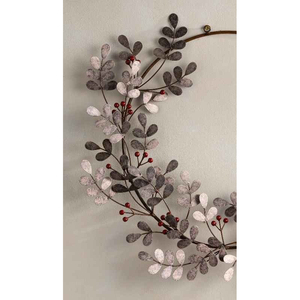 Corona de Hojas Grises Metálicas Rústicas con Detalles de Bayas Rojas, Perfecta para Decoración Minimalista de Pared en Otoño o para una Elegante Exhibición en Puerta - Product Image 6