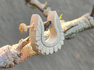 Pendientes de madera de tulsi hechos a mano, de madera natural, étnicos, ligeros, ecológicos, espirituales, unisex, para regalo. - Product Image 3