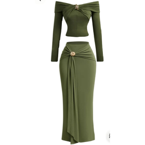 Ensemble coordonné deux pièces comprenant un haut court à épaules dénudées et une jupe longue taille haute - Product Image 1