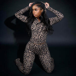 Conjunto de chándal de dos piezas para mujer Y2K con logo de parche personalizado, para invierno y otoño, con sudadera corta con cremallera y estampado de leopardo y pantalones acampanados de pierna ancha - Product Image 5