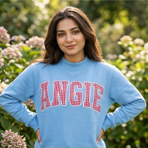 Sudadera Crema con Cuello Redondo para Mujer, con Estampado de Letras Rojas a Cuadros, Angie Print, Tailgate Gameday Merch - Product Image 1