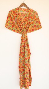 Vestido Kaftan Bohemio Rojo con Estampado Floral Naranja, Cuello en V, Corte Holgado para Mujer, Estilo Maxi con Lazos de Algodón - Product Image 2