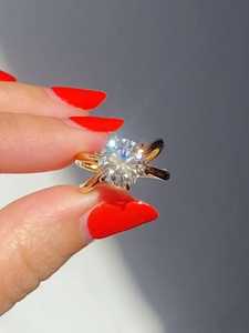 Bague solitaire en or massif 14 carats avec diamant de laboratoire 2,00 carats taille ronde et bande croisée pour femme, cadeau d'anniversaire, bijoux fins pour partenaire - Product Image 3