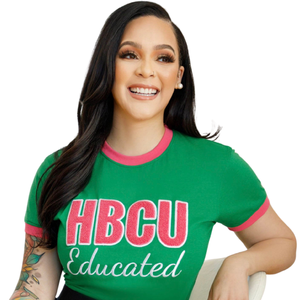 T-shirt en chenille brodé vert et rose, inspiré des universités afro-américaines, en coton premium, style streetwear décontracté - Product Image 2