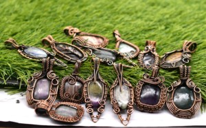Collier pendentif artisanal vintage en fil de cuivre enroulé avec cristaux, breloques en pierre naturelle et strass pour femme, idéal pour les fêtes chrétiennes - Product Image 6