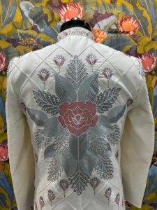 Traje de novio con cuello mandarín, tela Divine Touch, color crema, Sherwani de alta densidad con codificación de hilos múltiples. - Product Image 1