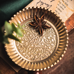 Service de table traditionnel de luxe en aluminium |   Assiettes et bols gravés à la main avec motifs floraux, portables et résistants au four - Product Image 1