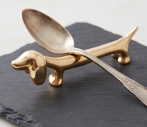 Repose-cuillère en métal doré en forme de teckel pour la cuisine et la décoration de table - Product Image 5