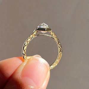 Anillo solitario de moissanita con corte hexagonal holandés Art Deco para unisex, plata 925 original con baño de oro, regalo de boda para novia. - Product Image 3