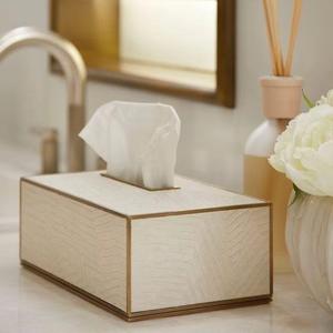 Boîte à mouchoirs en bois moderne avec bordure dorée, design autoportant pour salle de bain et cuisine - Product Image 1
