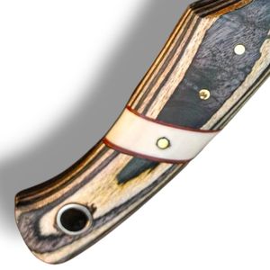 Couteaux à lame fixe personnalisés en damas avec bord incurvé et tranchant, manche noir avec extrémité en bois et trou pour cordon, pour la chasse et le camping - Product Image 5
