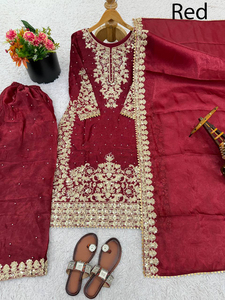 Ensemble Sharara Salwar Kameez en Chinon, style indien pakistanais, avec broderie et travail de cordonnerie lourds, coupe ample, longueur genou, prêt-à-porter - Product Image 2