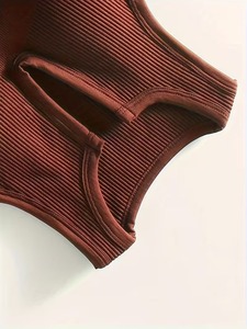 Débardeur de sport côtelé pour femme avec fente frontale, soutien-gorge de compression intégré, coussinets amovibles, idéal pour l'entraînement aérobie et la performance - Product Image 4