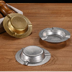 Cendrier octogonal en métal doré poli avec des bordures décoratives texturées, disponible à prix de gros. - Product Image 1