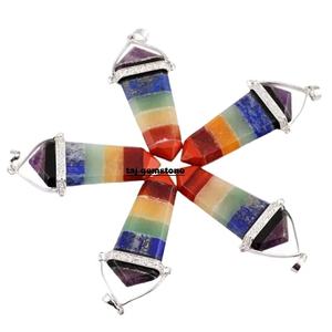 Vente en gros de collier avec pendentif en cristal à sept chakras, pierre d'agate naturelle sculptée, pierre précieuse de quartz, collier avec pendentif à pointe de crayon de guérison - Product Image 1