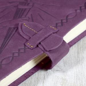 Carnet en cuir Excalibur Sword, violet, avec motif Lady in the Lake en relief, pages vierges - Product Image 3