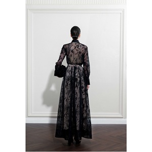ขายส่งเสื้อผู้หญิงสวยหรู รุ่น HAUTE LACE TOP ผ้าลูกไม้ลายดอกไม้ ผ้าตาข่ายลูกไม้ ทรงเข้ารูปสวยหรู สีขาว - Product Image 1
