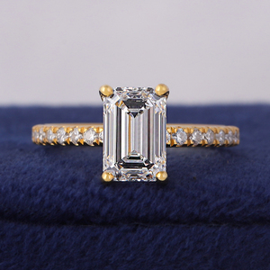 Anillo de Compromiso con Diamante de Laboratorio Corte Esmeralda de 2 Quilates |   Oro Sólido de 14K con Certificación Pave - Product Image 1