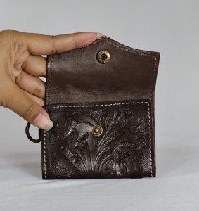 Monedero Mini de Cuero Genuino Marrón con Diseño de Ases de Cartas, Bordado a Mano y Grabado en Relieve, con Cierre a Presión, para Mujer - Product Image 3