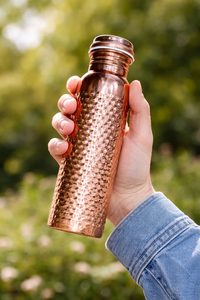 Botella de agua de cobre puro hecha a mano de primera calidad con textura martillada tradicional y diseño elegante para el bienestar ayurvédico - Product Image 3