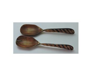 Ensemble de 2 cuillères à salade en corne, design original, fabriquées à la main à partir de corne de buffle naturelle, à prix raisonnable. - Product Image 3