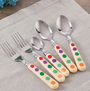 Ensemble de couverts en marbre blanc avec motif de points colorés sur la poignée, pour la salle à manger, la cuisine, les cadeaux, les fêtes et l'usage quotidien. - Product Image 4
