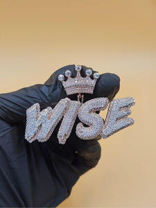 จี้รูปมงกุฎ "WISE" ประดับเพชรโมอิสซาไนต์แบบ Iced Out สไตล์ฮิปฮอป สร้อยคอทองคำ/เงิน ประดับเพชรระยิบระยับ ของขวัญสำหรับผู้ชายและผู้หญิง - Product Image 2