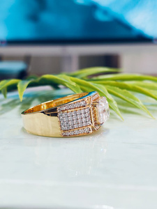 แหวนเพชรทรงปรินเซสคัทประดับเพชรข้างตัวในตัวเรือนทองคำเหลือง ออกแบบมาเพื่อความสง่างามเหนือกาลเวลา ให้ความเปล่งประกายและหรูหราอย่างคลาสสิกแต่โดดเด่น - Product Image 3