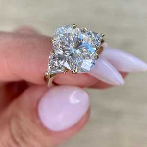 Anillo de Compromiso con Diamante Cultivado en Laboratorio de Corte Ovalado de 4.50 Quilates para Mujer |   Anillo de Boda Solitario con Halo Oculto en Oro de 18K |   Lujoso para Novias - Product Image 2