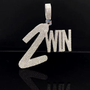 Pendentif personnalisé pour homme en alliage plaqué or avec diamants CZ imitation diamant - Product Image 1