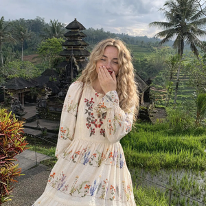 เดรสยาวทรงเอผ้าฝ้ายสีครีมปักลายดอกไม้ แขนยาว พร้อมลวดลายเถาวัลย์ที่ละเอียดอ่อนและระบายอากาศได้ดีสำหรับผู้หญิง - Product Image 1