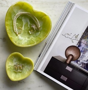Plateau en résine fait main de haute qualité en forme de cœur, parfait pour le rangement de bijoux, la décoration de coiffeuse, les solutions de présentation de cadeaux de mariage et l'utilisation partout. - Product Image 2